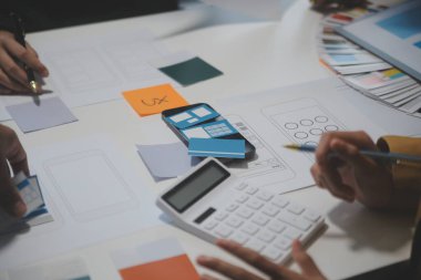 Ofisteki profesyonel iç mimar, yakın plan.