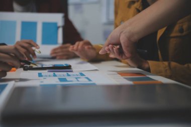 Ofisteki profesyonel iç mimar, yakın plan.