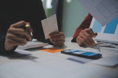 Ofisteki profesyonel iç mimar, yakın plan.