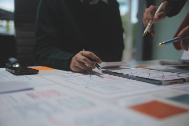 Ofisteki profesyonel iç mimar, yakın plan.