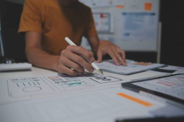 Ofisteki profesyonel iç mimar, yakın plan.