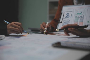 Ofisteki profesyonel iç mimar, yakın plan.