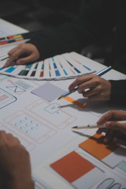 Ofisteki profesyonel iç mimar, yakın plan.