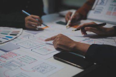 Ofisteki profesyonel iç mimar, yakın plan.