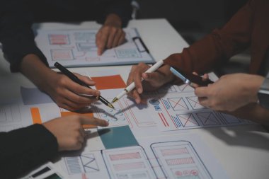 Ofisteki profesyonel iç mimar, yakın plan.