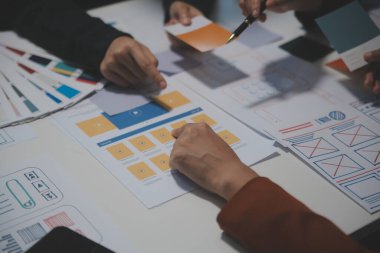 Ofisteki profesyonel iç mimar, yakın plan.