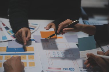 Ofisteki profesyonel iç mimar, yakın plan.