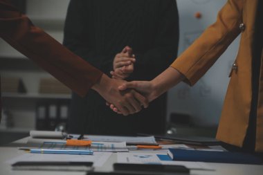 Birlikte çalışmak için el ele tutuşun, iş ve hizmet için el ele tutuşun, gönüllü ya da takım çalışması yapın. Toplumun ve hayırseverliğin kavramsal bağlantısı. İş gücü katılımı grubu.