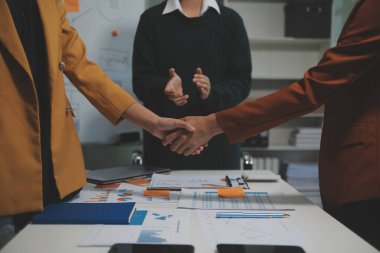 Birlikte çalışmak için el ele tutuşun, iş ve hizmet için el ele tutuşun, gönüllü ya da takım çalışması yapın. Toplumun ve hayırseverliğin kavramsal bağlantısı. İş gücü katılımı grubu.