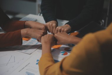 Birlikte çalışmak için el ele tutuşun, iş ve hizmet için el ele tutuşun, gönüllü ya da takım çalışması yapın. Toplumun ve hayırseverliğin kavramsal bağlantısı. İş gücü katılımı grubu.
