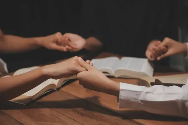 Hıristiyan grup İncil 'le Tanrı' ya dua ediyor ve İncil 'i paylaşıyorlar. Tanrı için inanç kavramı.