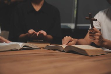 Hıristiyan grup İncil 'le Tanrı' ya dua ediyor ve İncil 'i paylaşıyorlar. Tanrı için inanç kavramı.