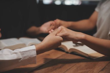 Hıristiyan grup İncil 'le Tanrı' ya dua ediyor ve İncil 'i paylaşıyorlar. Tanrı için inanç kavramı.