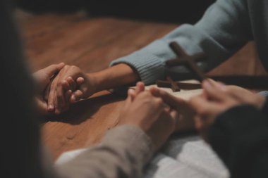 Hıristiyan grup İncil 'le Tanrı' ya dua ediyor ve İncil 'i paylaşıyorlar. Tanrı için inanç kavramı.