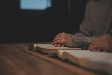 Hıristiyan grup İncil 'le Tanrı' ya dua ediyor ve İncil 'i paylaşıyorlar. Tanrı için inanç kavramı.