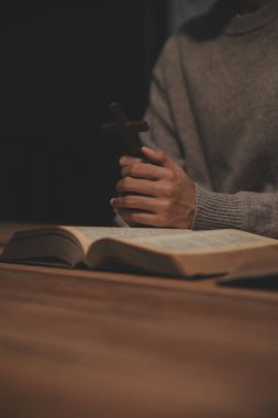 Hıristiyan grup İncil 'le Tanrı' ya dua ediyor ve İncil 'i paylaşıyorlar. Tanrı için inanç kavramı.