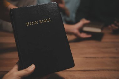 Hıristiyan grup İncil 'le Tanrı' ya dua ediyor ve İncil 'i paylaşıyorlar. Tanrı için inanç kavramı.