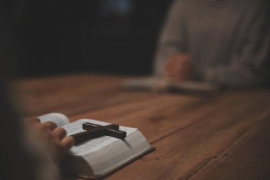 Hıristiyan grup İncil 'le Tanrı' ya dua ediyor ve İncil 'i paylaşıyorlar. Tanrı için inanç kavramı.