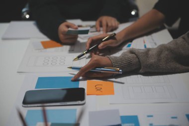 Ofisteki profesyonel iç mimar, yakın plan.