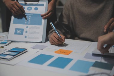 Ofisteki profesyonel iç mimar, yakın plan.