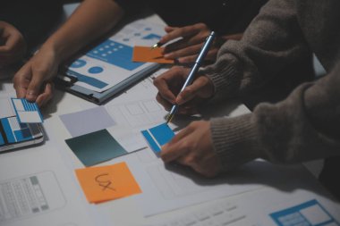 Ofisteki profesyonel iç mimar, yakın plan.