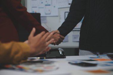 Ofisteki profesyonel iç mimar, yakın plan.