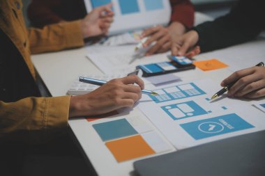 Ofisteki profesyonel iç mimar, yakın plan.