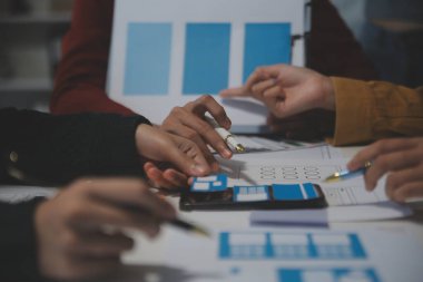 Ofisteki profesyonel iç mimar, yakın plan.