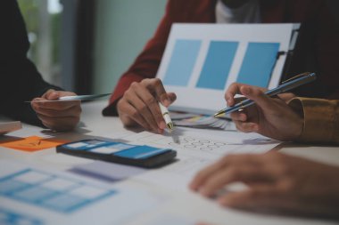 Ofisteki profesyonel iç mimar, yakın plan.