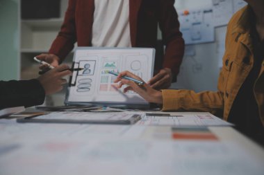 Ofisteki profesyonel iç mimar, yakın plan.