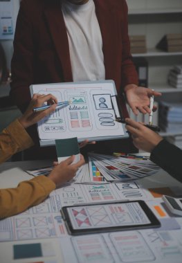 Ofisteki profesyonel iç mimar, yakın plan.