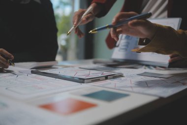 Ofisteki profesyonel iç mimar, yakın plan.