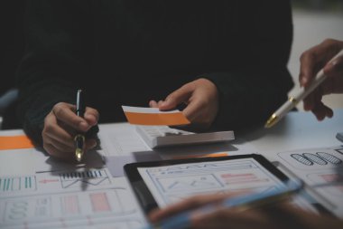 Ofisteki profesyonel iç mimar, yakın plan.