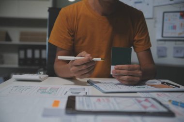 Ofisteki profesyonel iç mimar, yakın plan.