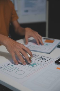 Ofisteki profesyonel iç mimar, yakın plan.