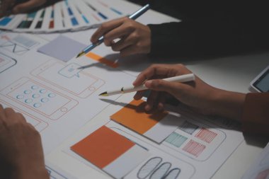 Ofisteki profesyonel iç mimar, yakın plan.