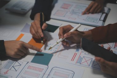 Ofisteki profesyonel iç mimar, yakın plan.