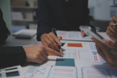 Ofisteki profesyonel iç mimar, yakın plan.