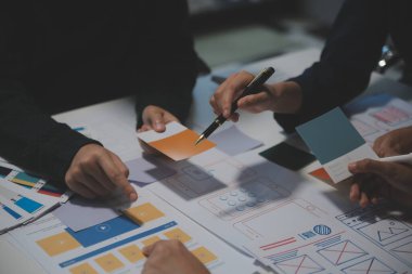 Ofisteki profesyonel iç mimar, yakın plan.