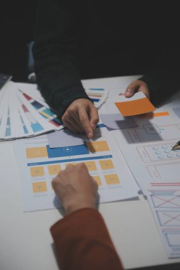 Ofisteki profesyonel iç mimar, yakın plan.