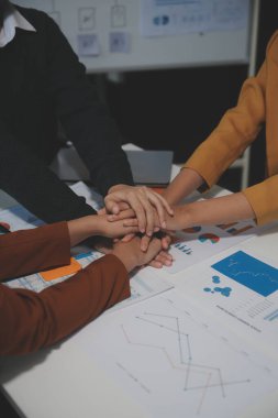 Birlikte çalışmak için el ele tutuşun, iş ve hizmet için el ele tutuşun, gönüllü ya da takım çalışması yapın. Toplumun ve hayırseverliğin kavramsal bağlantısı. İş gücü katılımı grubu.