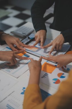 Birlikte çalışmak için el ele tutuşun, iş ve hizmet için el ele tutuşun, gönüllü ya da takım çalışması yapın. Toplumun ve hayırseverliğin kavramsal bağlantısı. İş gücü katılımı grubu.