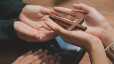 Hıristiyan grup İncil 'le Tanrı' ya dua ediyor ve İncil 'i paylaşıyorlar. Tanrı için inanç kavramı.