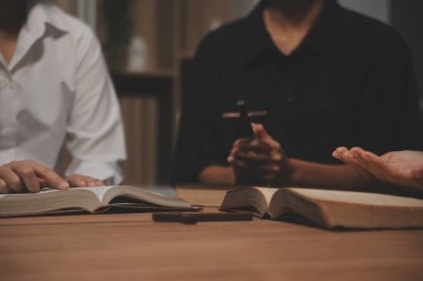 Hıristiyan grup İncil 'le Tanrı' ya dua ediyor ve İncil 'i paylaşıyorlar. Tanrı için inanç kavramı.