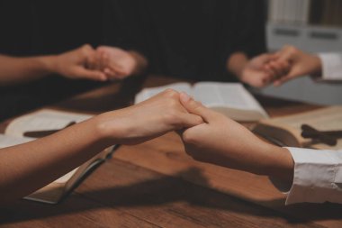 Hıristiyan grup İncil 'le Tanrı' ya dua ediyor ve İncil 'i paylaşıyorlar. Tanrı için inanç kavramı.