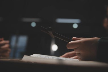 Hıristiyan grup İncil 'le Tanrı' ya dua ediyor ve İncil 'i paylaşıyorlar. Tanrı için inanç kavramı.