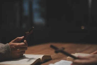 Hıristiyan grup İncil 'le Tanrı' ya dua ediyor ve İncil 'i paylaşıyorlar. Tanrı için inanç kavramı.