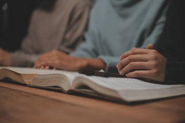 Hıristiyan grup İncil 'le Tanrı' ya dua ediyor ve İncil 'i paylaşıyorlar. Tanrı için inanç kavramı.