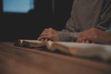 Hıristiyan grup İncil 'le Tanrı' ya dua ediyor ve İncil 'i paylaşıyorlar. Tanrı için inanç kavramı.