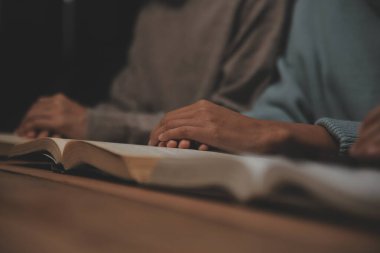 Hıristiyan grup İncil 'le Tanrı' ya dua ediyor ve İncil 'i paylaşıyorlar. Tanrı için inanç kavramı.